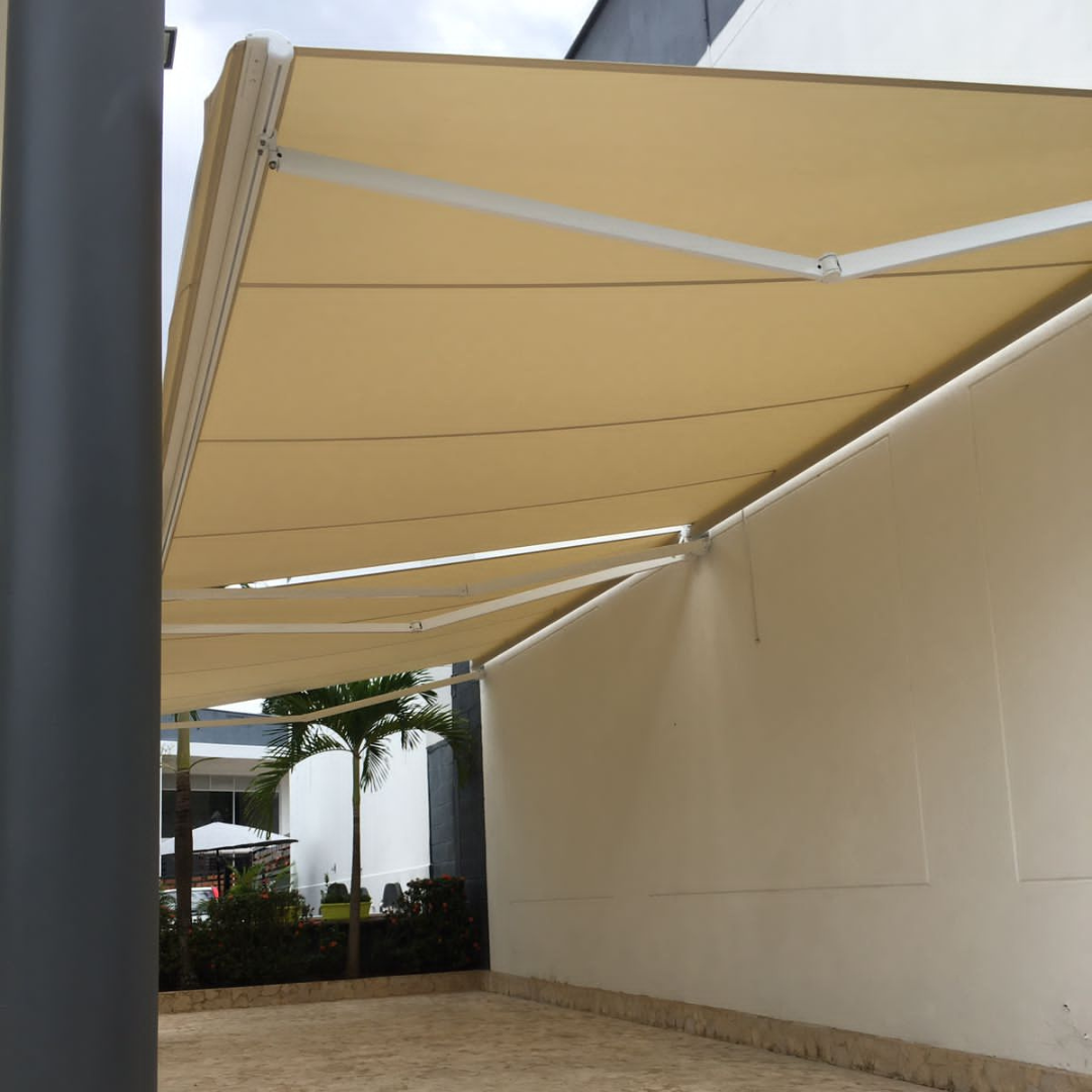 Toldo retráctil